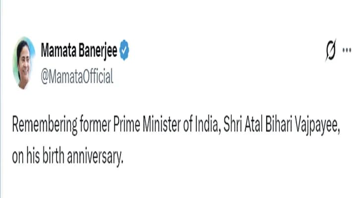 দেশের প্রাক্তন প্রধানমন্ত্রী অটল বিহারী বাজপেয়ির জন্মদিনে শ্রদ্ধাজ্ঞাপন মুখ্যমন্ত্রী মমতা বন্দ্যোপাধ্যায়ের