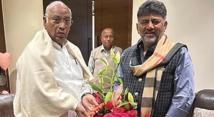 বেঙ্গালুরুতে কংগ্রেস সভাপতি মল্লিকার্জুন খাড়্গের সঙ্গে সাক্ষাৎ করলেন কর্ণাটকের উপ মুখ্যমন্ত্রী ডি কে শিবকুমার