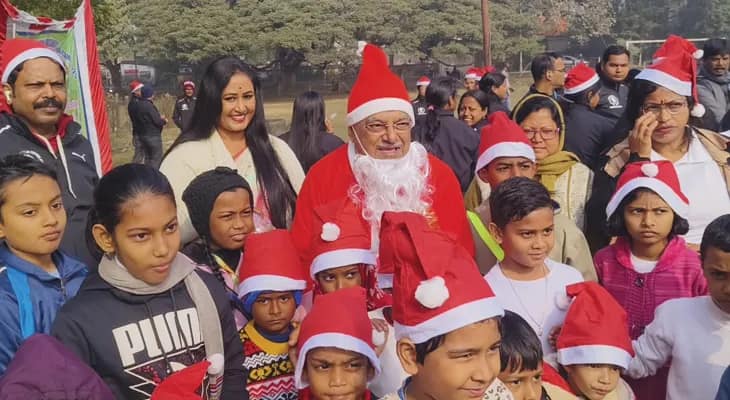 দুর্গাপুরে বড়দিনে কচিকাঁচাদের সঙ্গে অন্য মেজাজে রাজ্যের মন্ত্রী প্রদীপ মজুমদার
