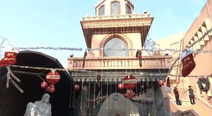 বড়দিন উপলক্ষ্যে সেজে উঠল জম্মুর সেন্ট মেরি গ্যারিসন গির্জা