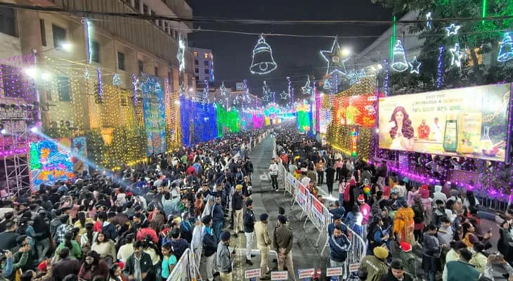 বড়দিনের সন্ধ্যায় পার্কস্ট্রিটে জনস্রোত