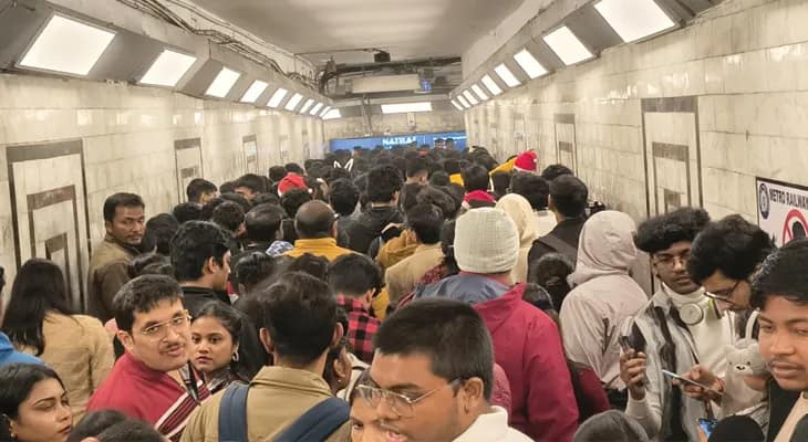 পার্ক স্ট্রিট মেট্রো স্টেশনে টিকিট কাটার জন্য লম্বা লাইন