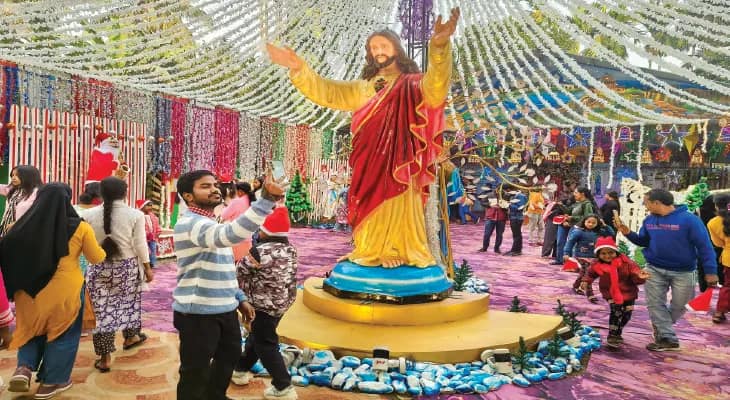 ময়নাগুড়ি: নির্দল কাউন্সিলারের উদ্যোগে শিশুদের নিয়ে বড়দিন পালন, কেক বিলি