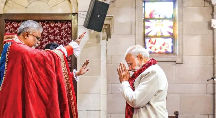 বড়দিনে গির্জায় প্রার্থনা মোদির, সরব বিরোধীরা