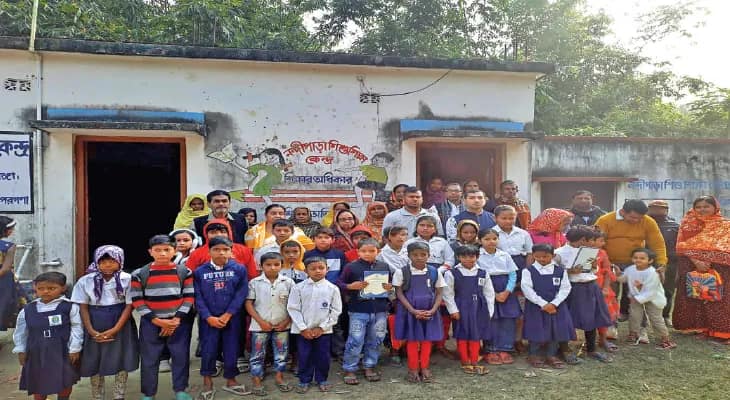 শিক্ষকের অভাবে দেগঙ্গার নন্দীপাড়া শিশুশিক্ষা কেন্দ্রে তালা, খোলার আর্জি, দু’জন টিচার পাঠানোর আশ্বাস ডিপিএসই’র চেয়ারম্যানের