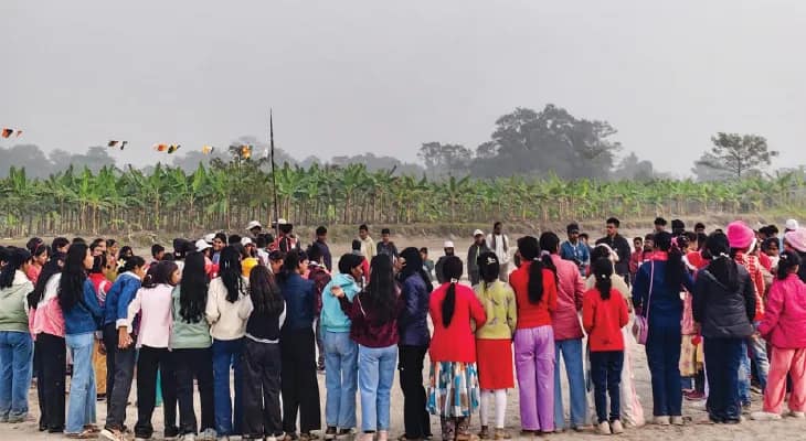 তোর্সার চরে ৫০০ শিশুকে নিয়ে ১০ টাকার পিকনিকে মাতলেন শিক্ষক ফণীভূষণ সাহা