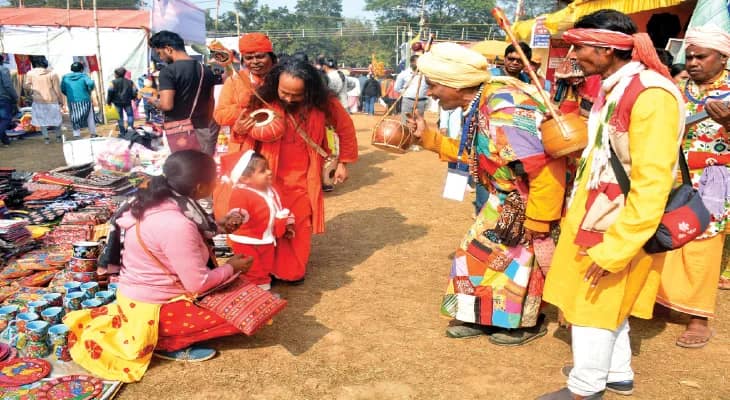 বড়দিনের ছুটিতে পৌষমেলায় প্রচণ্ড ভিড়, আনন্দে পর্যটকরা, পটচিত্র, ডোকরার ভালো চাহিদা, কিনছেন বিদেশিরাও