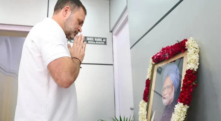 প্রাক্তন প্রধানমন্ত্রী মনমোহন সিংয়ের মৃত্যুবার্ষিকীতে দিল্লিতে কংগ্রেসের সদর দপ্তরে শ্রদ্ধাজ্ঞাপন লোকসভার বিরোধী দলনেতা রাহুল গান্ধীর