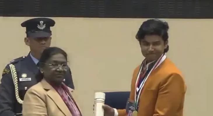 ক্রিকেটার বৈভব সূর্যবংশীকে প্রধানমন্ত্রী রাষ্ট্রীয় বাল পুরস্কারে ভূষিত করলেন রাষ্ট্রপতি দ্রৌপদী মুর্মু