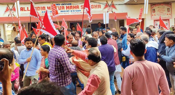 মতুয়া: সাপের ছুঁচো গেলা অবস্থা বিজেপির