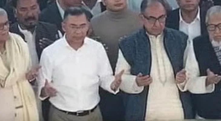 বাবা জিয়াউরের কবরে শ্রদ্ধা তারেক রহমানের, ঢাকা বিশ্ববিদ্যালয়ে ভারতবিরোধী স্লোগান