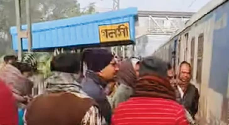 নিত্যদিন লেট আসানসোল-দুর্গাপুরের লোকাল ট্রেন, সমস্যায় যাত্রীরা, গার্ডকে ঘিরে ক্ষোভ প্রকাশ