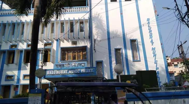 বালুরঘাট: পাঁচদিন ধরে পুরসভায় নেই চেয়ারম্যান অশোক, সার্টিফিকেট দিচ্ছেন ‘বিদ্রোহীরা’