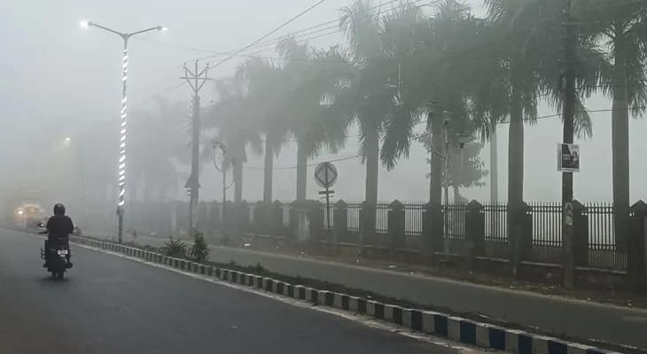 ঠান্ডায় গাড়ি থামিয়ে চা-বিস্কুট খাওয়াচ্ছে পুলিশ