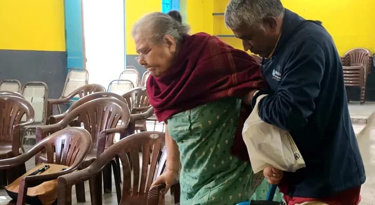 অশক্ত শরীরে এসআইআরের শুনানিতে, বালিগঞ্জের জগবন্ধু ইনস্টিটিউশনের দৃশ্য