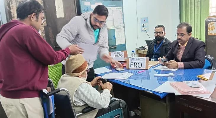 কাটোয়ার মহকুমা শাসকের অফিসে এসআইআর শুনানি চলছে