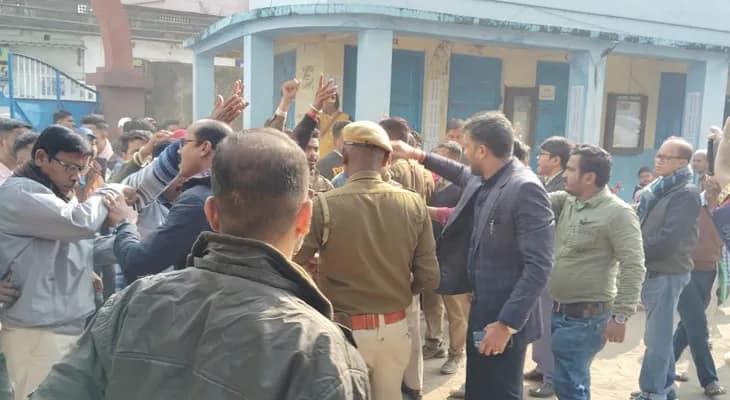 আসানসোলের মণিমালা হাইস্কুলে এসআইআর শুনানি কেন্দ্রে তুমুল অশান্তি, ঘটনাস্থলে স্বয়ং জেলাশাসক পোন্নমবলম এস
