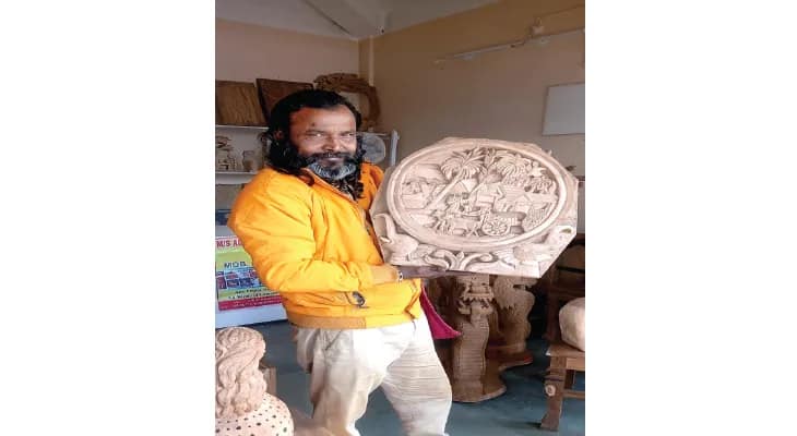 কাঠের ভাস্কর্য তৈরি করে হস্তশিল্প মেলায় নজর কাড়ছেন কোচবিহারের হরিদাস, মিরিকের পূজন