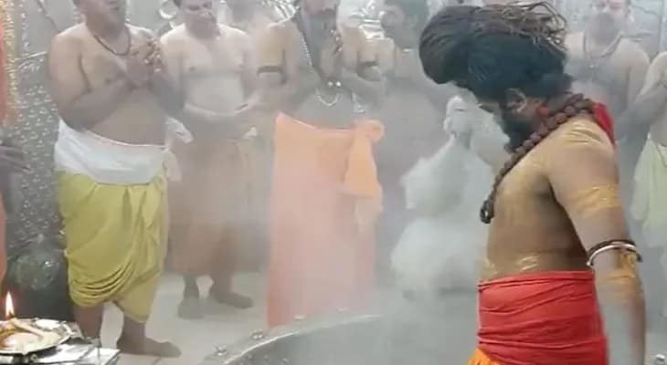 মধ্যপ্রদেশের উজ্জয়িনীতে মহাকালেশ্বর মন্দিরে চলছে ভস্ম আরতি
