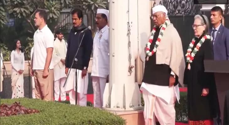 কংগ্রেসের ১৪০তম প্রতিষ্ঠা দিবস উপলক্ষ্যে দিল্লিতে ইন্দিরা ভবনে পতাকা উত্তোলন অনুষ্ঠানে হাজির সভাপতি মল্লিকার্জুন খাড়্গে, সোনিয়া গান্ধী সহ অনেকে