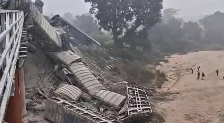 ব্রিজের উপরে লাইনচ্যুত মালগাড়ি, দুর্ঘটনার জেরে হাওড়া-নয়াদিল্লি মেন লাইনে পরিষেবা ব্যাহত
