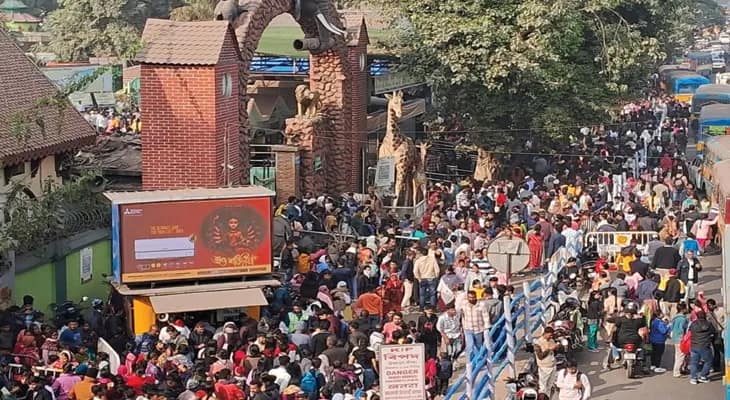 রবিবার ছুটির দিনে আলিপুর চিড়িয়াখানায় ভিড়
