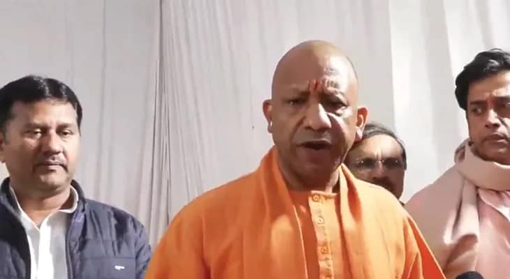 গোরক্ষপুরে একটি অনুষ্ঠানে বক্তব্য রাখছেন উত্তরপ্রদেশের মুখ্যমন্ত্রী যোগী আদিত্যনাথ
