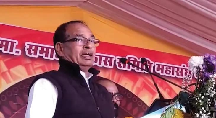 মধ্যপ্রদেশের দেওয়ানগঞ্জে একটি জনসভায় বক্তব্য রাখছেন কেন্দ্রীয় মন্ত্রী শিবরাজ সিং চৌহান