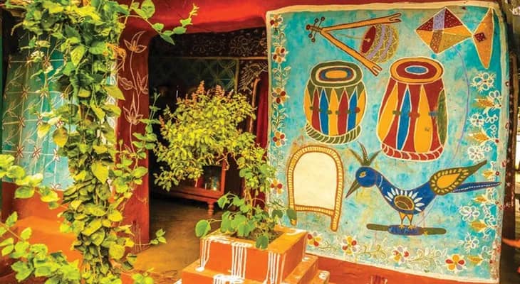 আউশগ্রামের ‘আলপনা গ্রামে’ ভিড় জমাচ্ছেন পর্যটকরা, প্রাচীন মন্দির সংস্কারের দাবি উঠছে