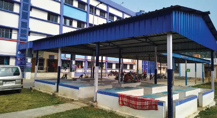 নবদ্বীপ স্টেট জেনারেল হাসপাতাল: নতুন ভবন সংলগ্ন প্রতীক্ষালয়ের চারিদিক খোলা, প্রবল ঠান্ডায় সমস্যায় পড়ছেন রোগীর পরিজনরা