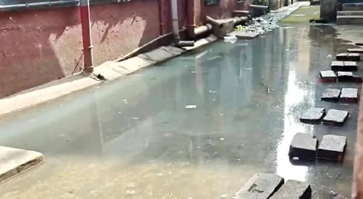 শুখা মরশুমে তীব্র শীতেও রাস্তায় জমে নোংরা জল, বিক্ষোভ বেলুড়ে