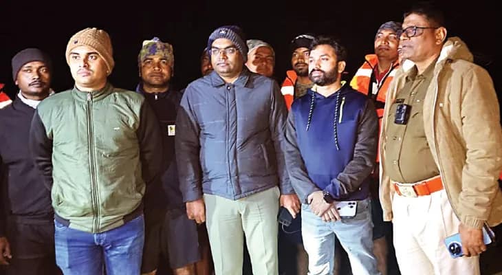 পাথরপ্রতিমা থেকে দীঘাগামী ট্রলার বিকল, বিপদসঙ্কুল সমুদ্রে রাতেই উদ্ধার ২৩ যাত্রী