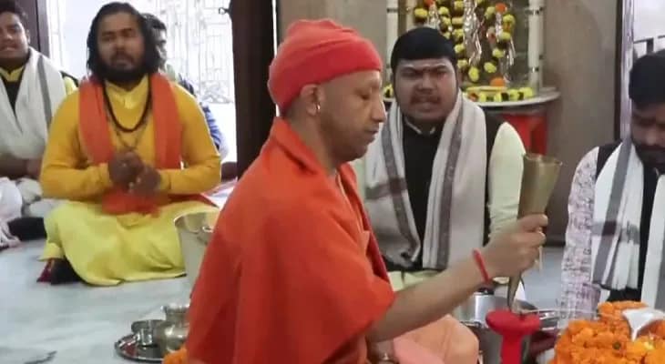 গোরক্ষনাথ মন্দিরে গেলেন উত্তরপ্রদেশের মুখ্যমন্ত্রী যোগী আদিত্যনাথ