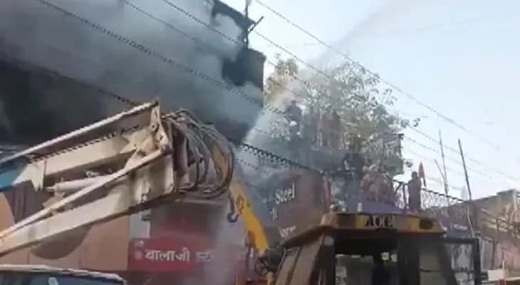 ছত্তিশগড়ের কোরবায় একাধিক দোকানে অগ্নিকাণ্ড, অকুস্থলে পৌঁছল দমকলের ১২টি ইঞ্জিন