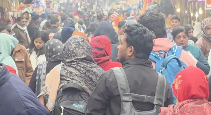 মথুরার বাঁকে বিহারী মন্দিরে দর্শনার্থীদের ভিড়