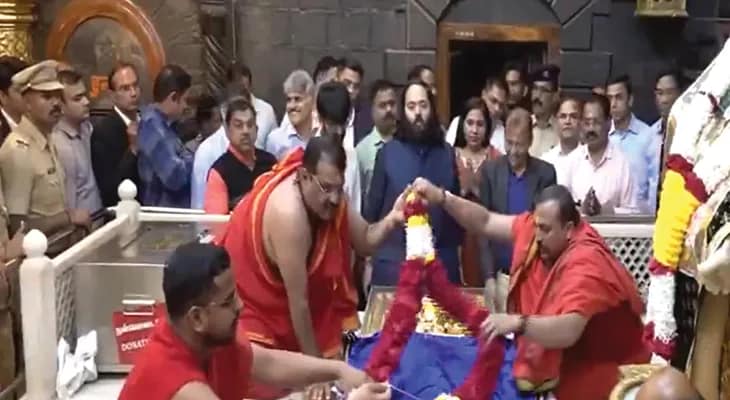 মহারাষ্ট্রে শিরডি সাঁই বাবার মন্দিরে পুজো দিলেন শিল্পপতি অনন্ত আম্বানি