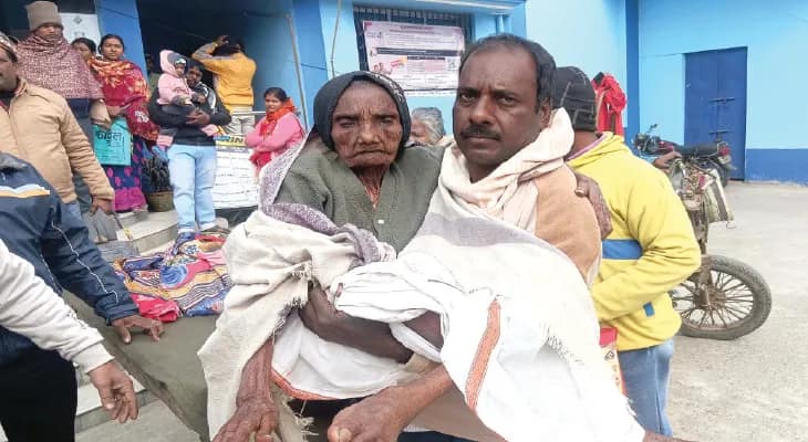 কাটোয়ায় কোলে করে নবতিপর  ঠাকুমাকে নিয়ে শুনানিতে নাতিরা, কুলটির লাইনে পক্ষাঘাতে আক্রান্ত