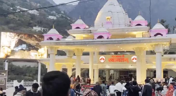 জম্মু ও কাশ্মীরের কাতরায় মাতা বৈষ্ণো দেবীর মন্দিরে পুণ্যার্থীদের ঢল