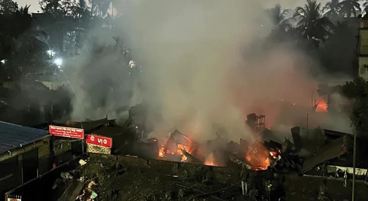আগুনের গ্রাসে বিরাটির যদুবাবুর বাজার
