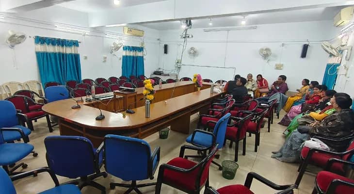 পূর্ব মেদিনীপুরের মহিষাদল পঞ্চায়েত সমিতির সাধারণ সভার বৈঠক ঘিরে তৃণমূল-বিজেপির মধ্যে তুমুল ঝামেলা