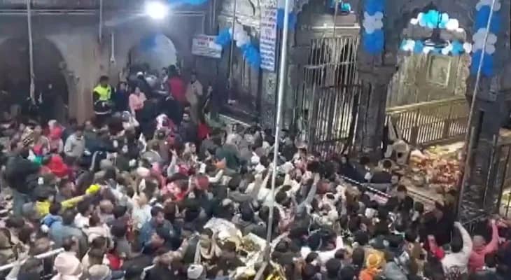 বৃন্দাবনে বাঁকে বিহারী মন্দিরে মানুষের জনসমাগম