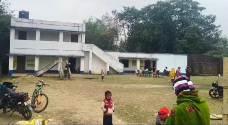 তুলসীহাটার কর্পূরগঞ্জ প্রাথমিক বিদ্যালয়, সীমানা প্রাচীর না থাকায় রাতে বসছে নেশার আসর
