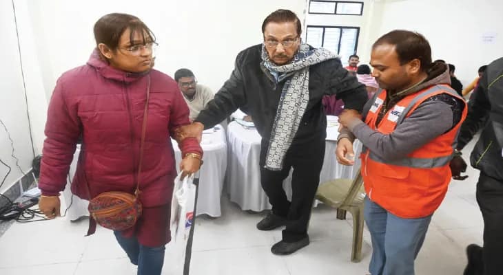 আলাদা করে শুনানির ব্যবস্থা নেই, দুর্ভোগ চরমে, বাড়ছে ক্ষোভ, কনকনে শীতে দাঁড়িয়ে বিশেষ চাহিদা সম্পন্নরা