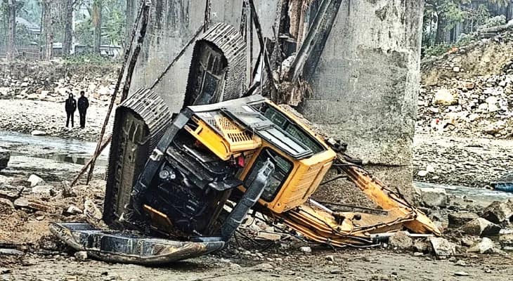 ব্রিটিশ আমলের সেতু ভাঙার সময় বিপত্তি, উপর থেকে পড়ল পোক্লেইন মেশিন