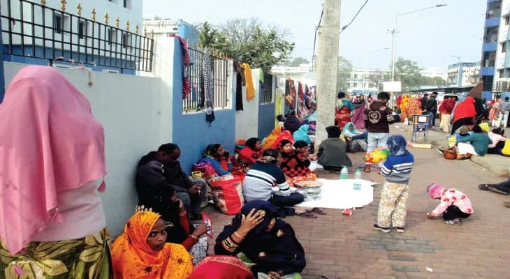 কনকনে শীতে মাতৃমার সামনে পলিথিন টাঙিয়ে রাত কাটাচ্ছেন রোগীর আত্মীয়রা