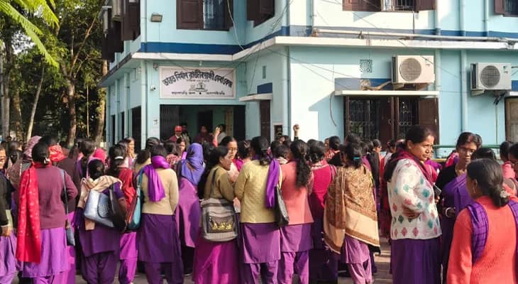 একাধিক দাবিতে ময়নাগুড়ির বিডিও অফিসে আশা কর্মী ইউনিয়নের বিক্ষোভ