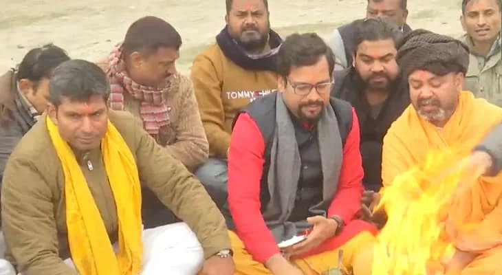 দিল্লিতে যমুনা নদীর কালিন্দী কুঞ্জের ঘাটে পুজো শুরু আপ নেতাদের