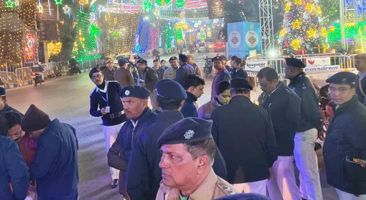নিরাপত্তার জন্য পার্ক স্ট্রিটে মোতায়েন বিশাল পুলিশ