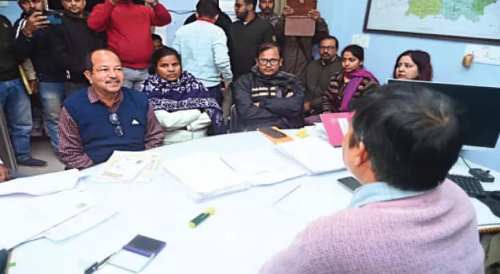চাপের মুখে অবশেষে ইস্তফা অশোক মিত্রের