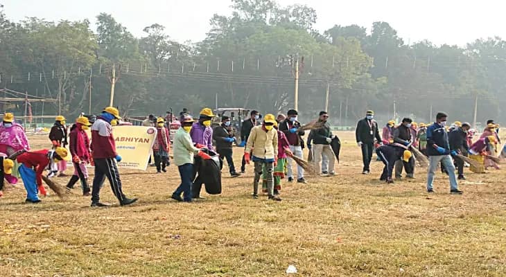 পৌষমেলা মাঠে স্বচ্ছতা অভিযান বিশ্বভারতী কর্তৃপক্ষের